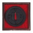 Tsuba mit japanischen Schriftzeichen. Lieferung in Geschenkbox